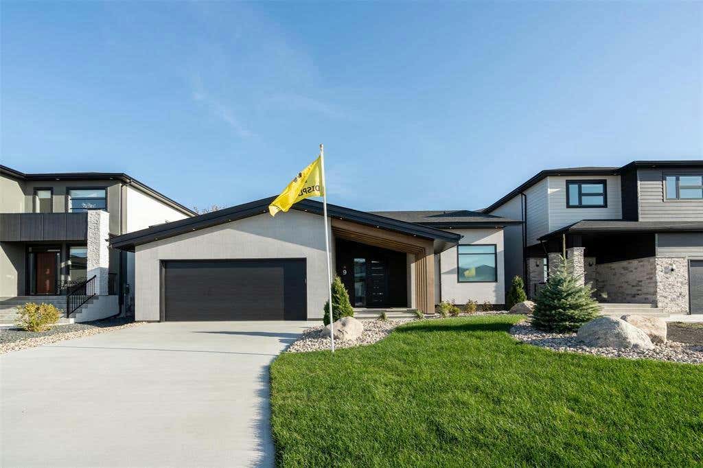 9 Bur Oak Drive, West St Paul, MB R4A1A9 House For Sale RE/MAX