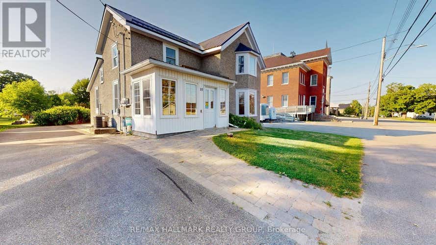 10 WELLINGTON STREET E