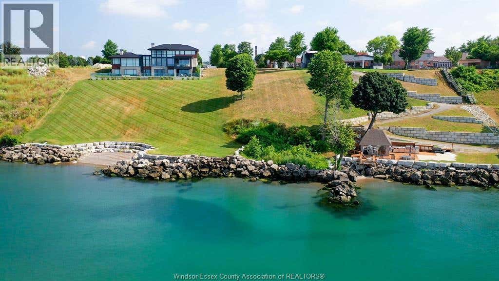 366 SEACLIFF DRIVE WEST
