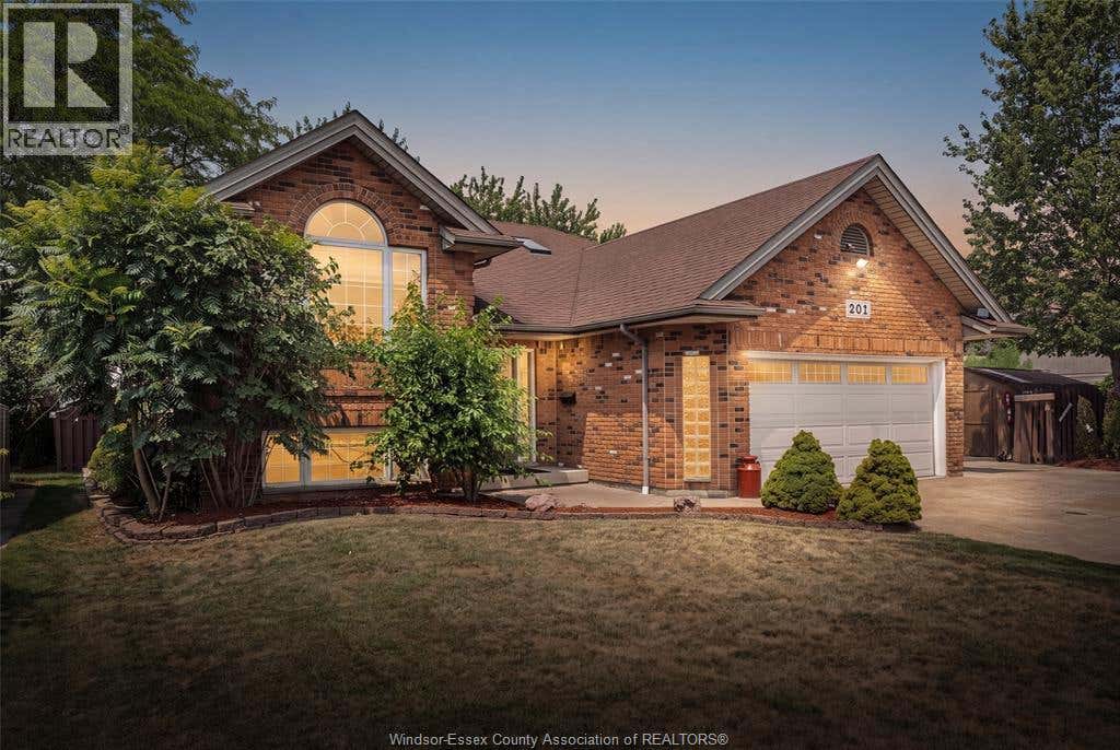 201 MAPLEWOOD DRIVE