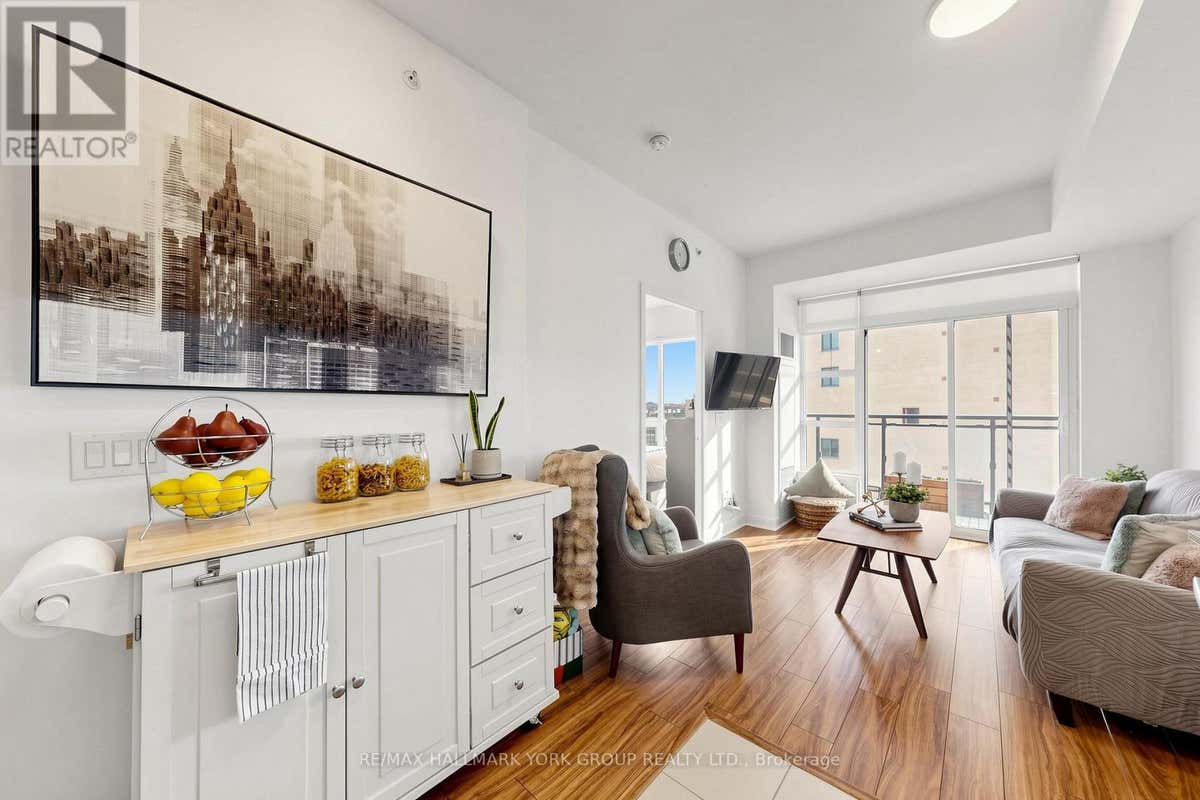 612 - 840 QUEEN'S PLATE DRIVE