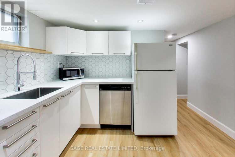 LOWER - 2505 GERRARD STREET E