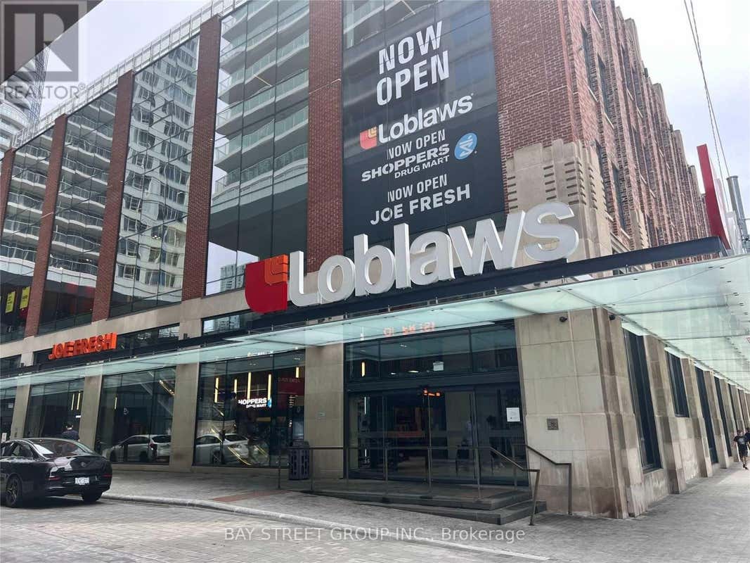903 - 17 BATHURST STREET