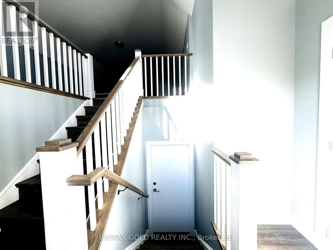 TOP FL 3148 MOSLEY STREET, Wasaga Beach, ON L9Z1V6 Home For Rent RE