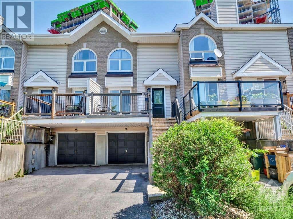 53 THORNBURY Cres  