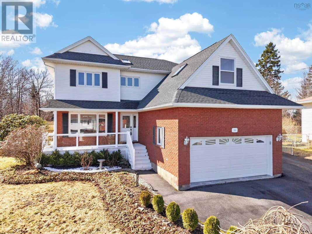 144 PINEWOOD CRESCENT