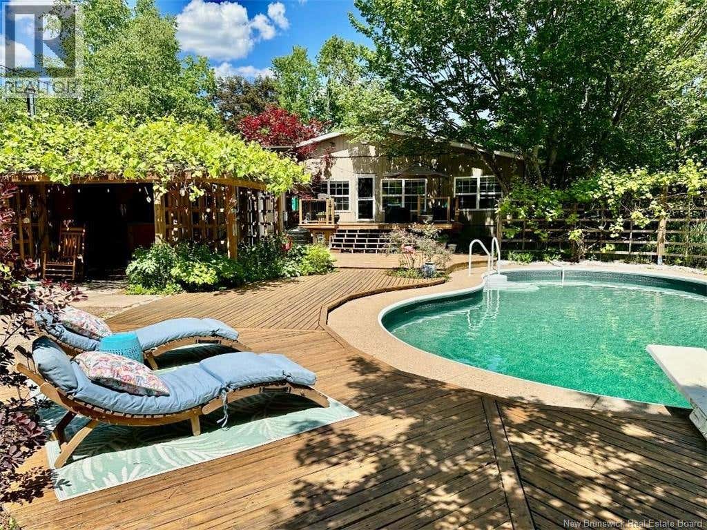 6 CEDAR ACRES COURT