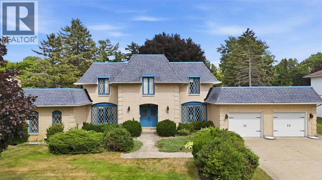 8 CRESTWOOD PLACE