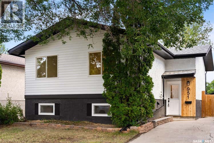 951 Hopkins CRESCENT N