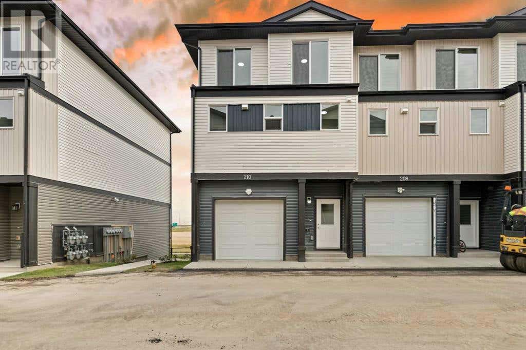 210 Corner Meadows Square NE, Calgary, AB T3N2E2 À vendre RE/MAX