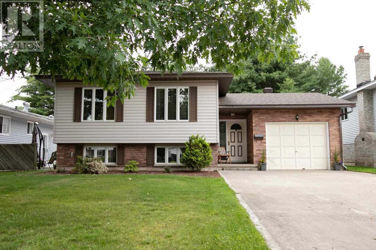 292 PARKLAND CRES