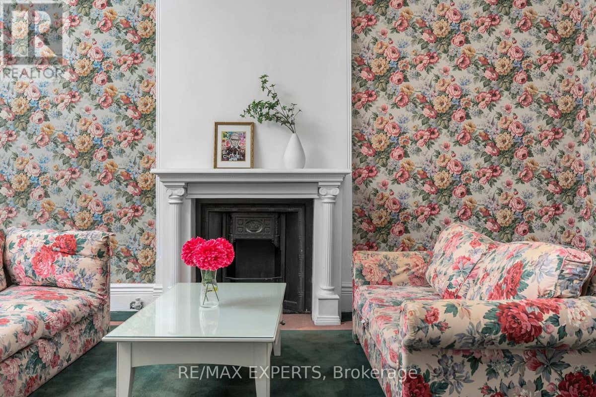 382 BATHURST STREET