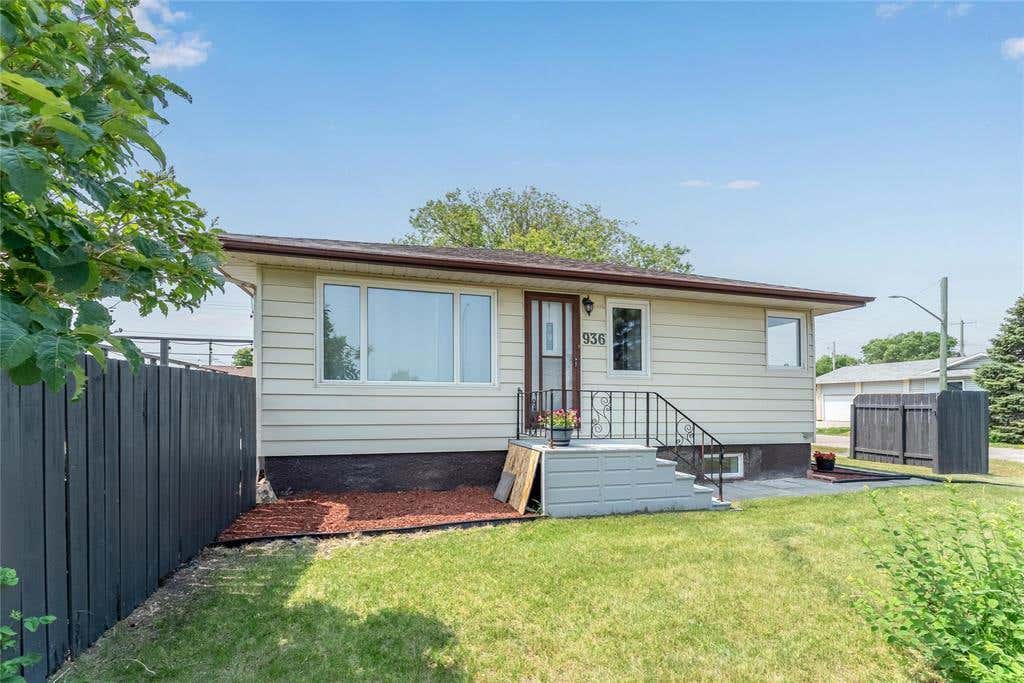 936 LAGIMODIERE BOULEVARD