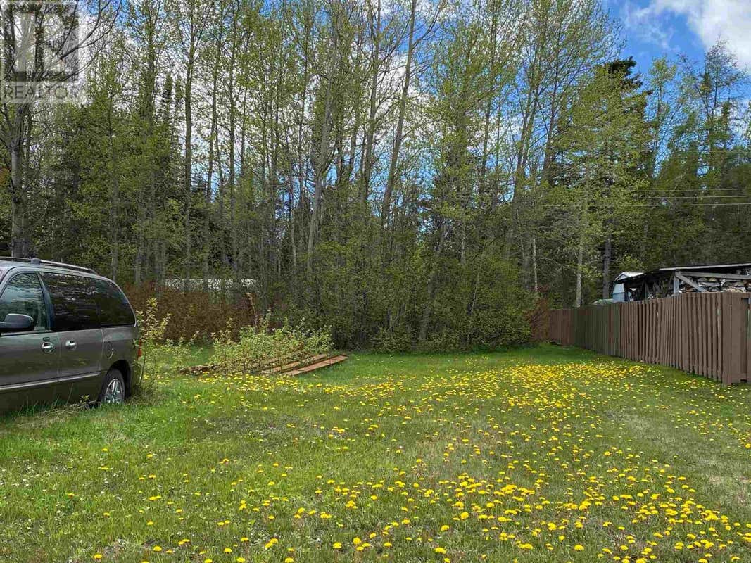 8 EASTGROVE CRES