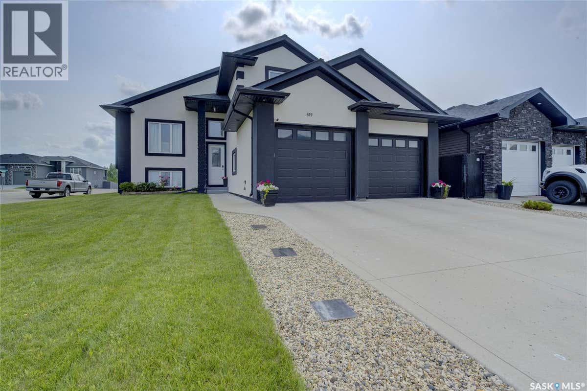 619 MAPLE CRESCENT