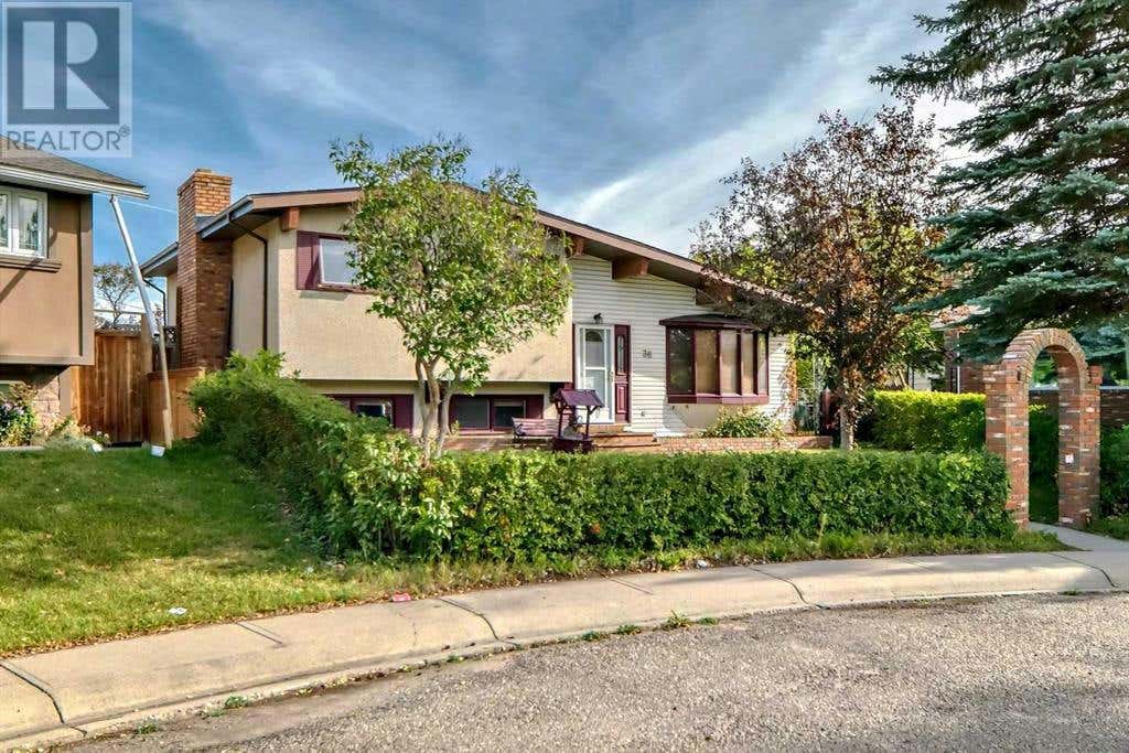 36 Forest Green SE, Calgary, AB T2A5B5 House For Sale RE/MAX A2168141