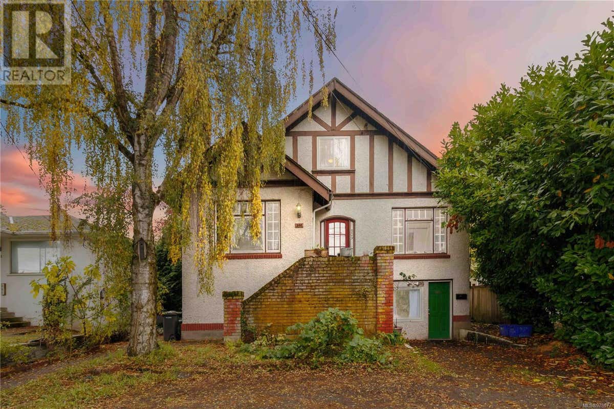 209 Burnside Rd E, Victoria, BC V9A1A4 House For Sale RE/MAX 978077