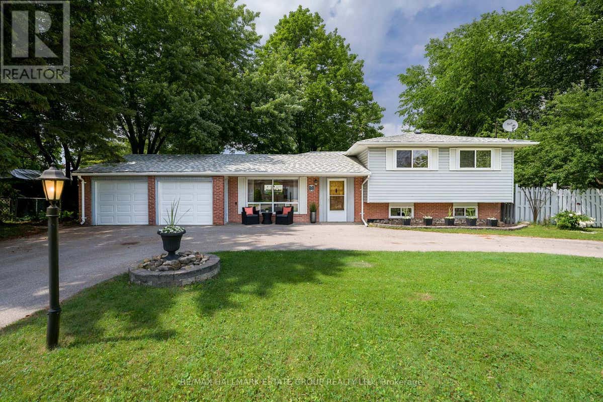 88 LAKELAND CRESCENT