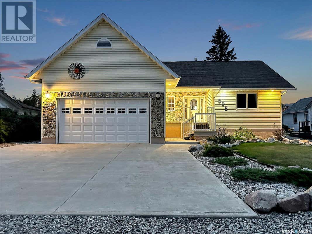 803 Sussex AVENUE, Esterhazy, SK S0A0X0 House For Sale RE/MAX SK983436