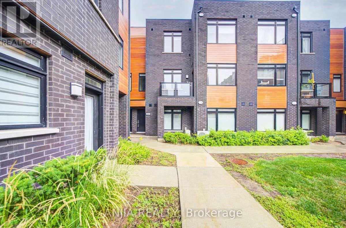 105 - 370D RED MAPLE ROAD