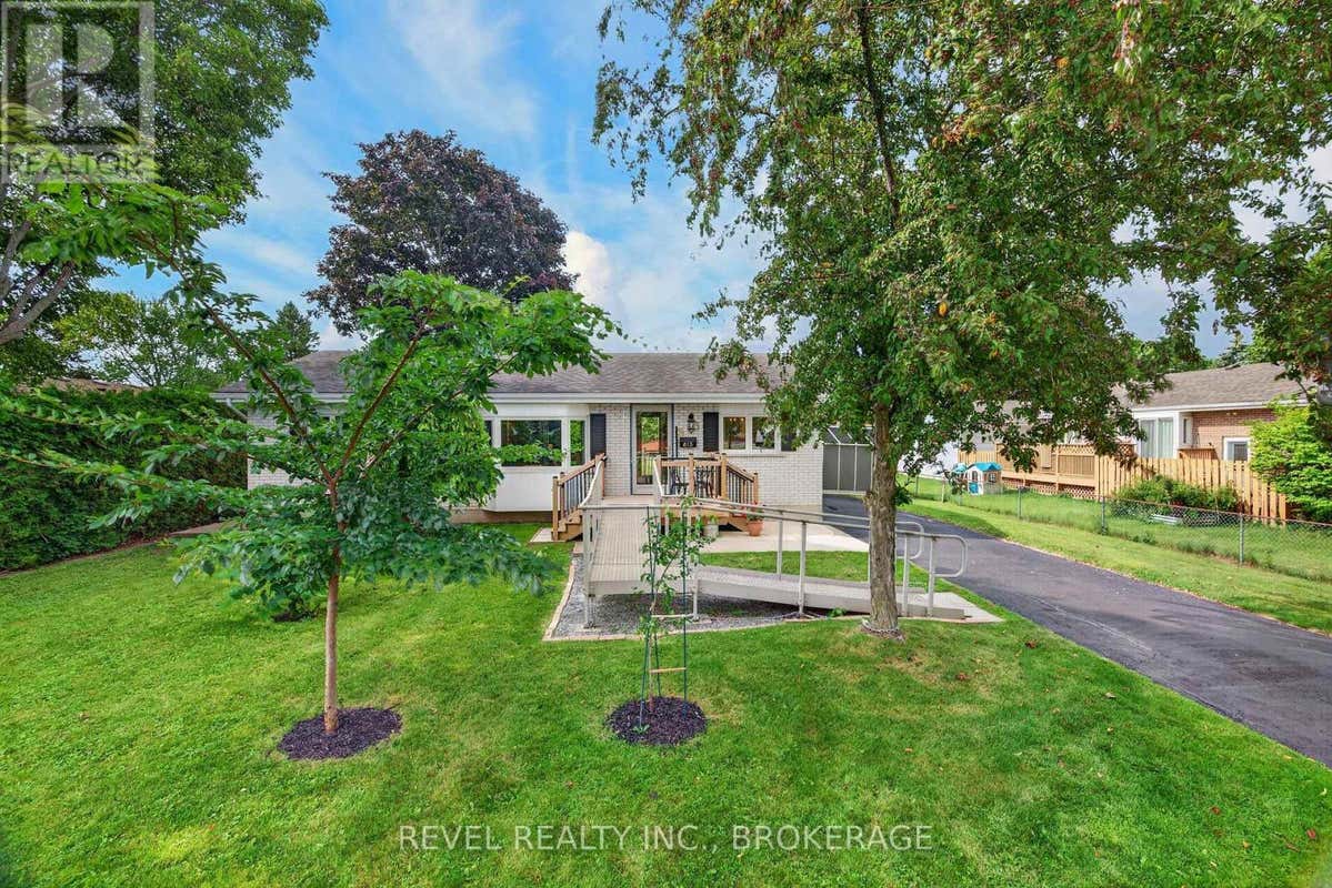813 CAMBERLEY CRESCENT