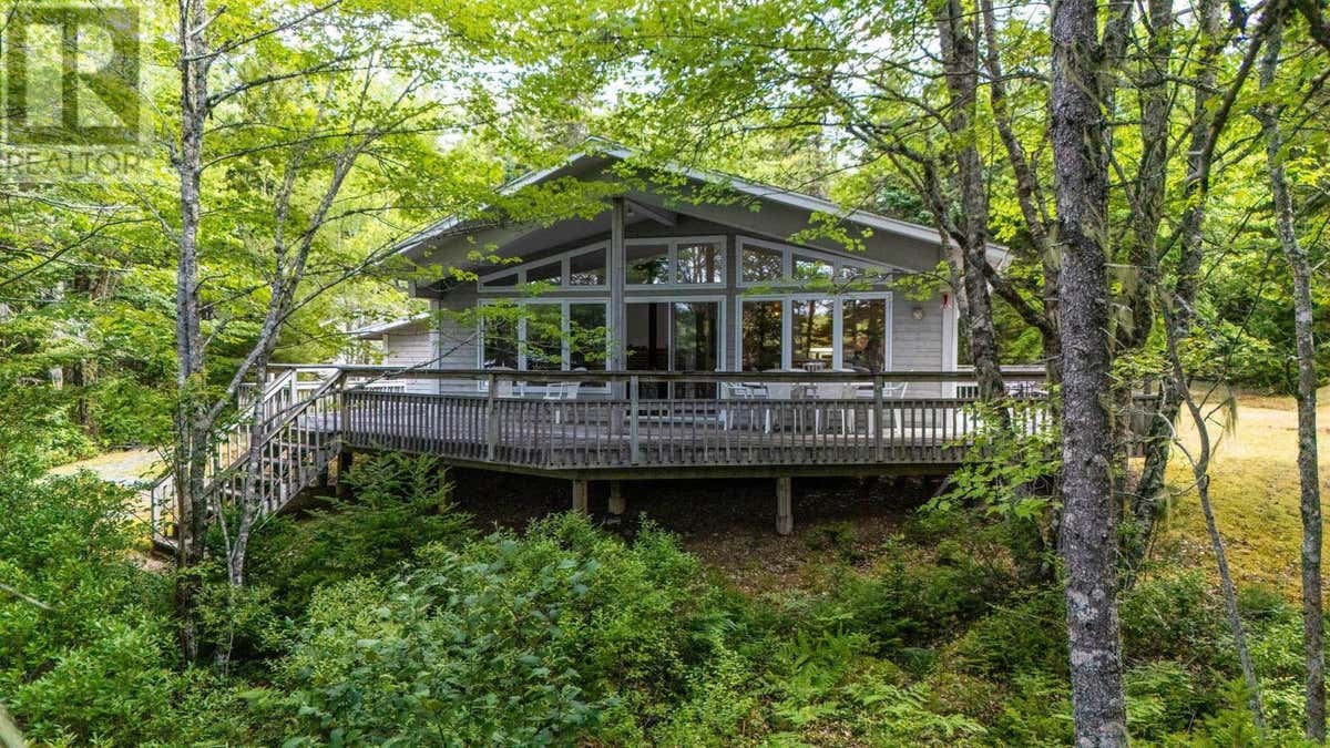 376 LAKEFRONT DRIVE
