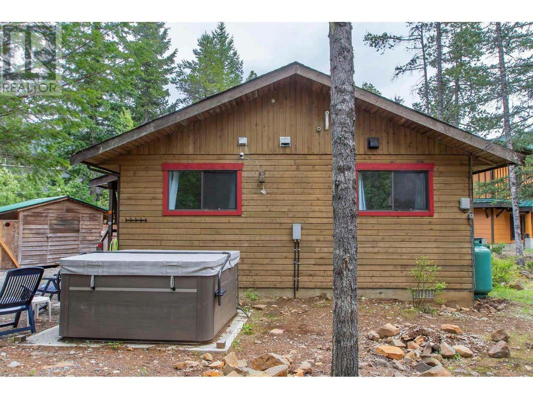 49 PINE LOOP, Whistler, BC V8E0A1 House For Sale RE/MAX R2939071