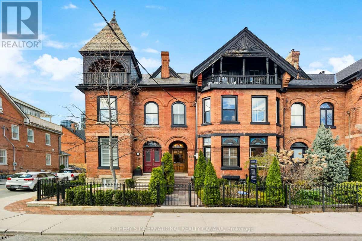 328 WELLESLEY STREET E