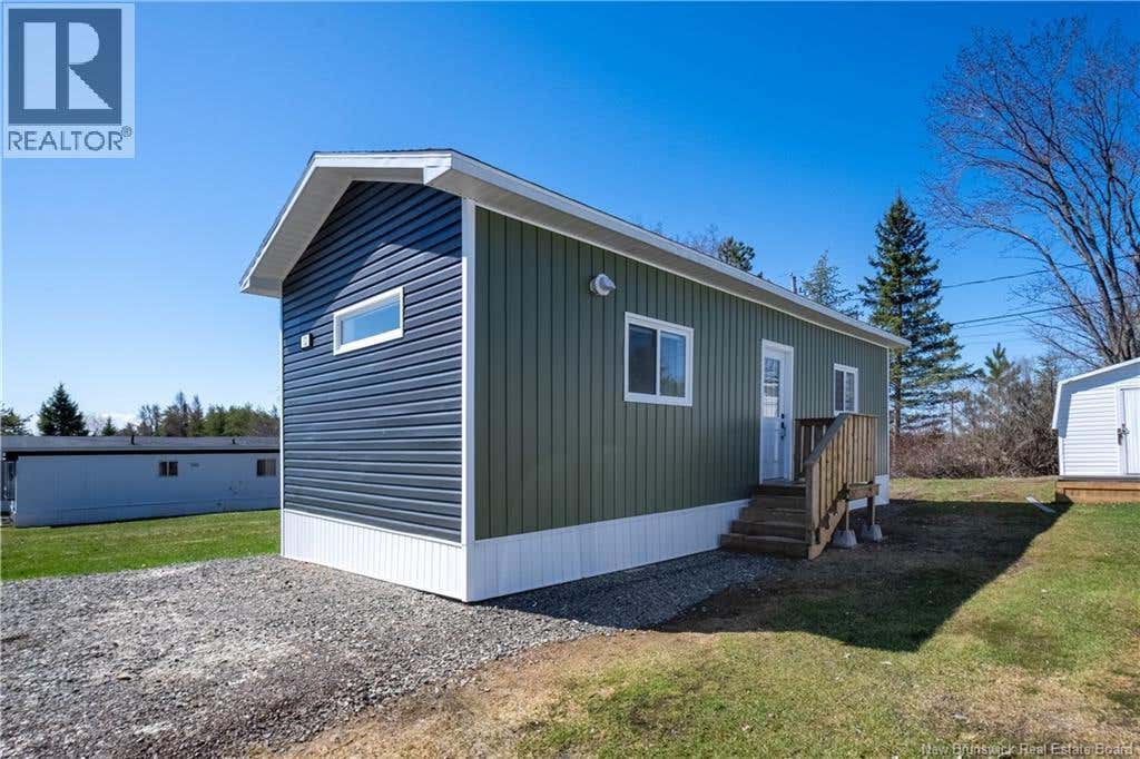 32 CAROLYN CRESCENT