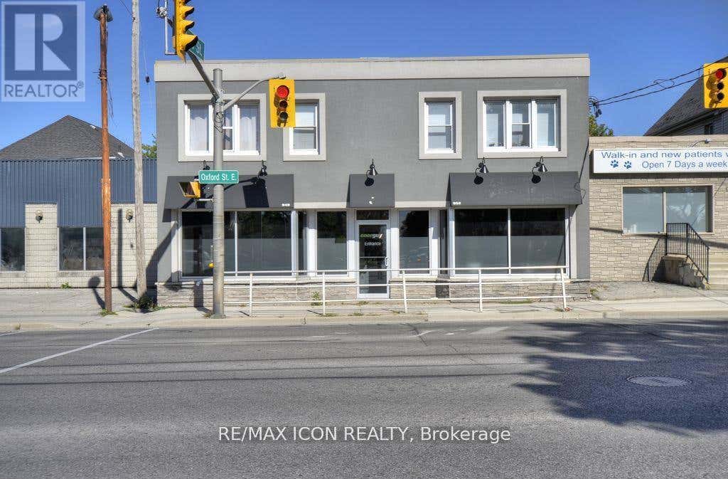 952 OXFORD STREET E