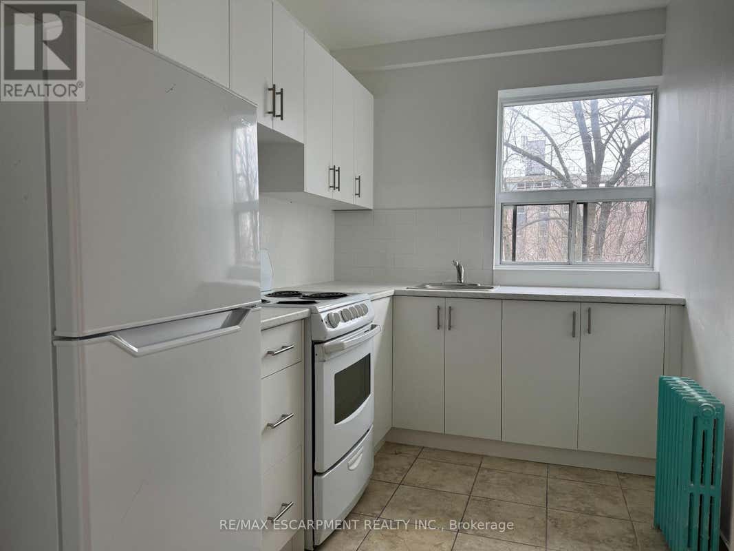 106 - 325A JAMES STREET S