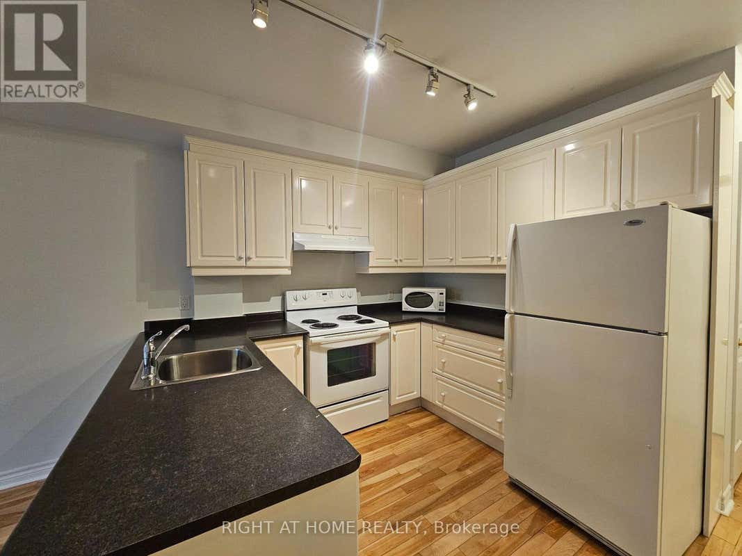 203 - 648A YONGE STREET