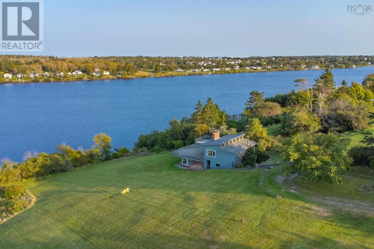 845 LAKESIDE ROAD