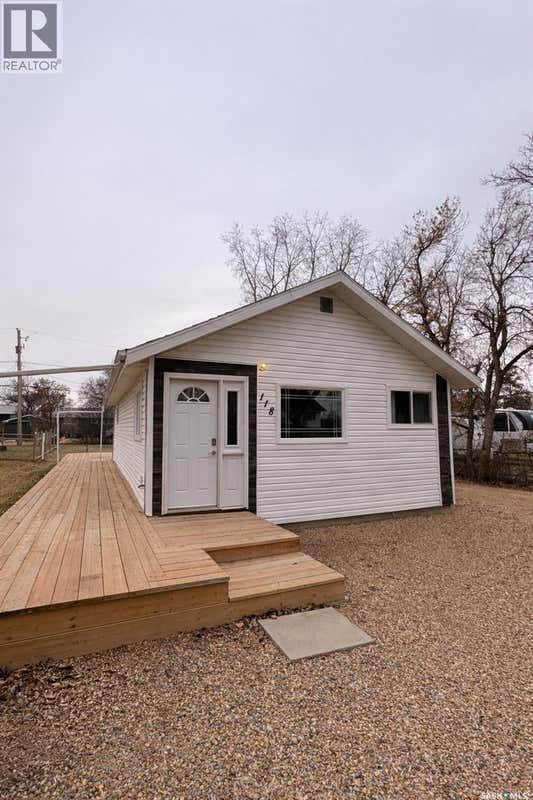 118 2ND STREET E