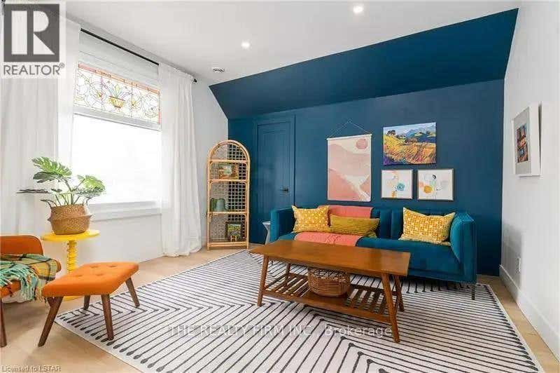 3 - 304 OXFORD STREET E