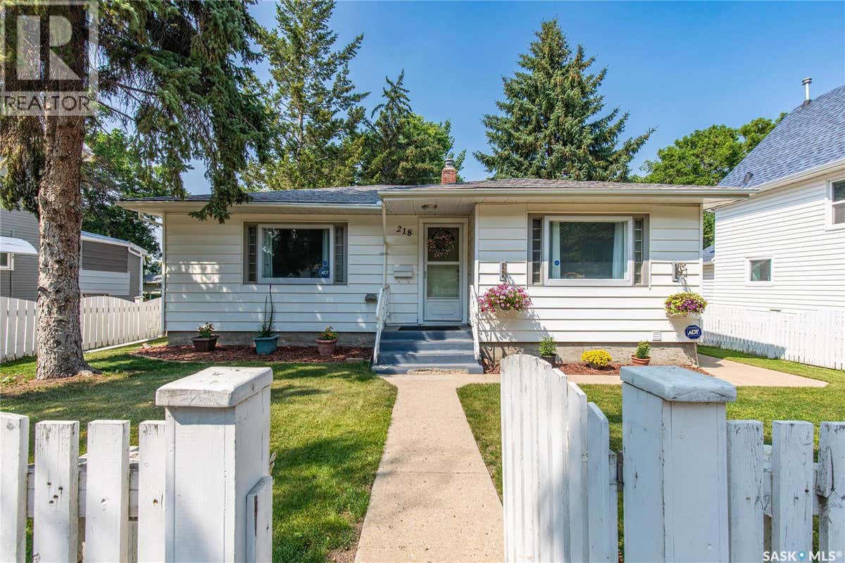 218 COTEAU STREET W