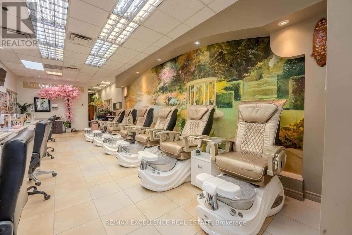 11 - 1 STEELES AVENUE