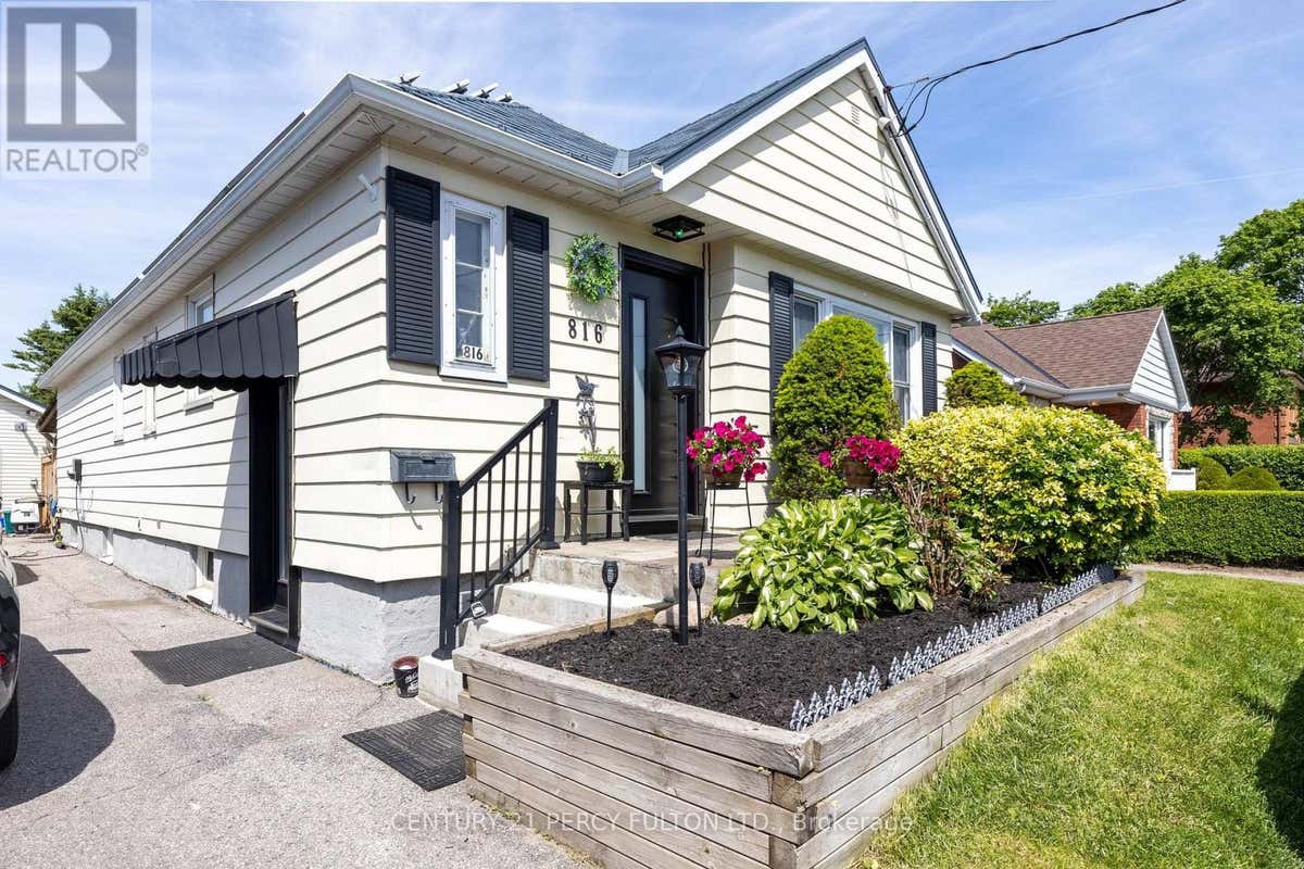 816 SIMCOE STREET N