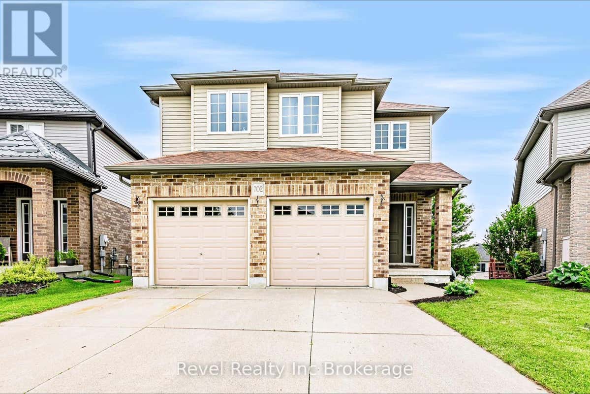 702 FRONTENAC CRESCENT