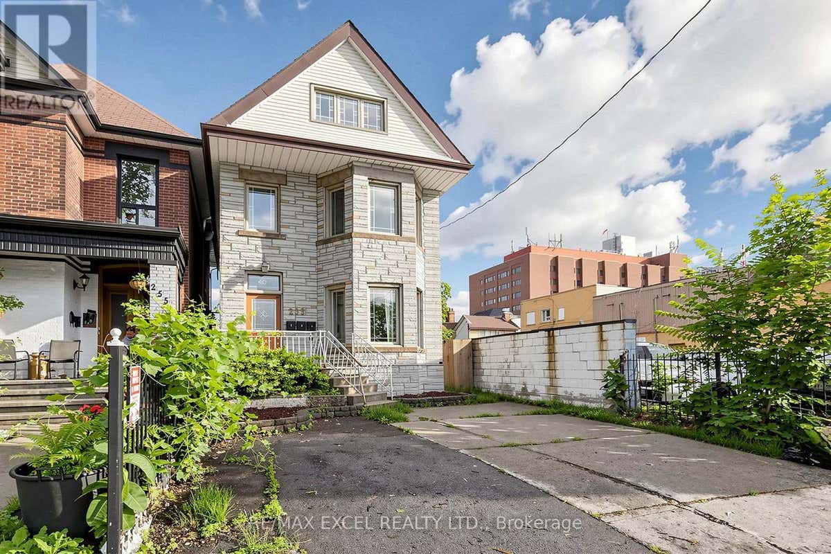UPPER - 259 VICTORIA AVENUE N