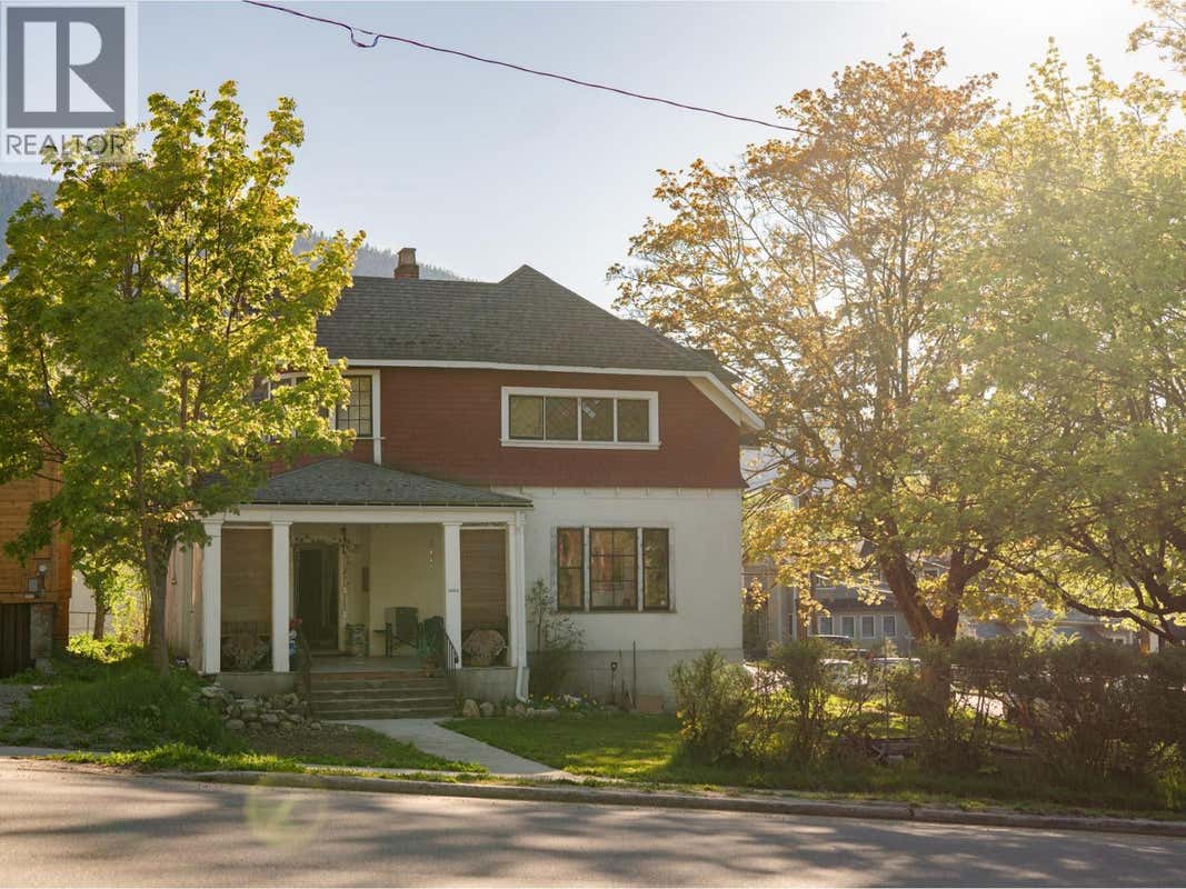 1004 STANLEY STREET
