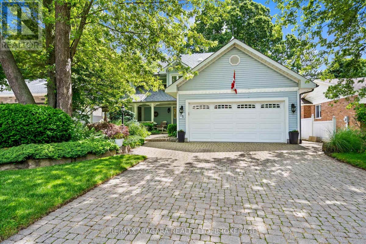 15 DEERPARK CRESCENT N