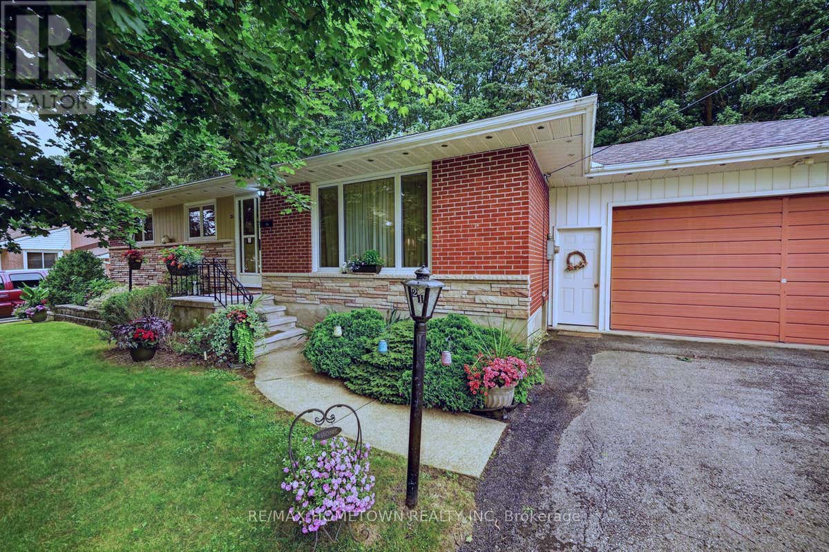 21 FAIRWAY CRESCENT