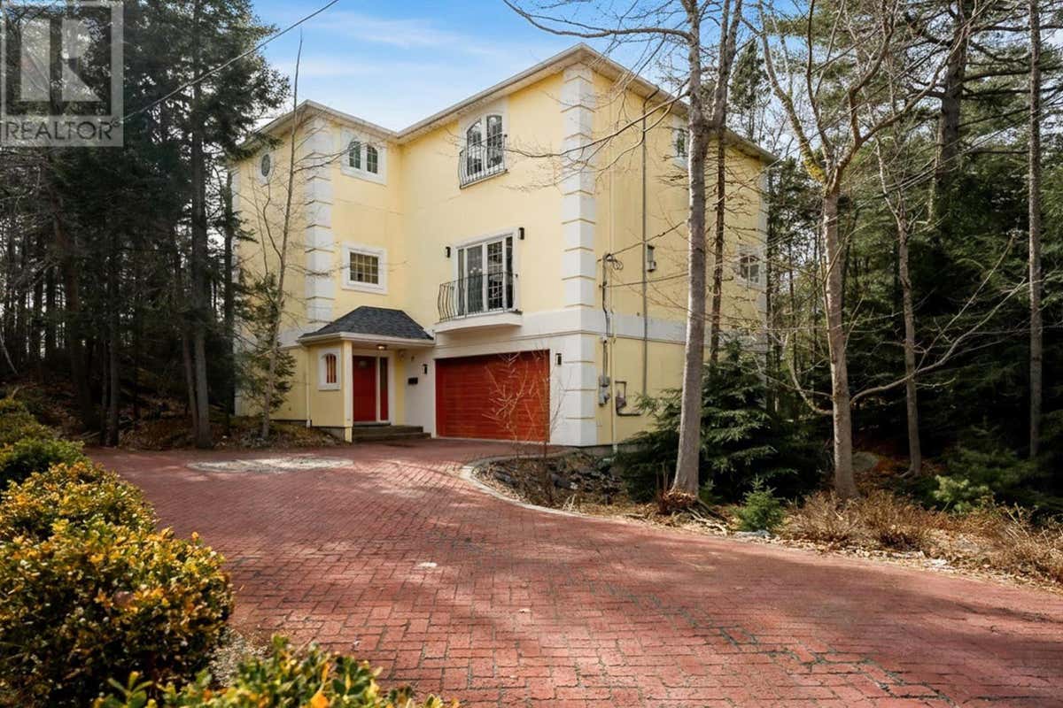 12 FALCON PLACE