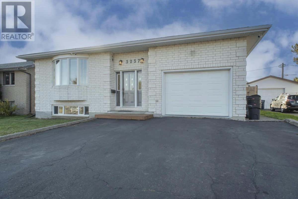 3237 Chilton Ave., Thunder Bay, ON P7E6J8 House For Sale RE/MAX