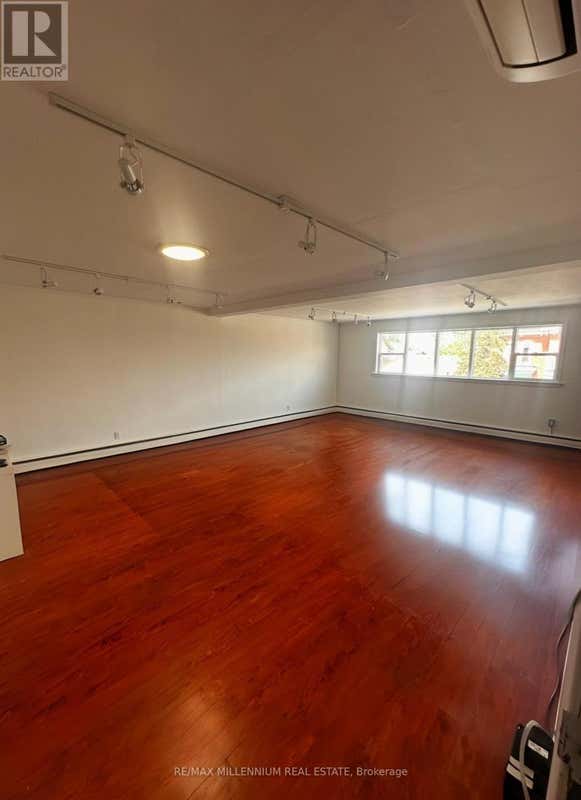 UPPER#1 - 224 QUEEN STREET S