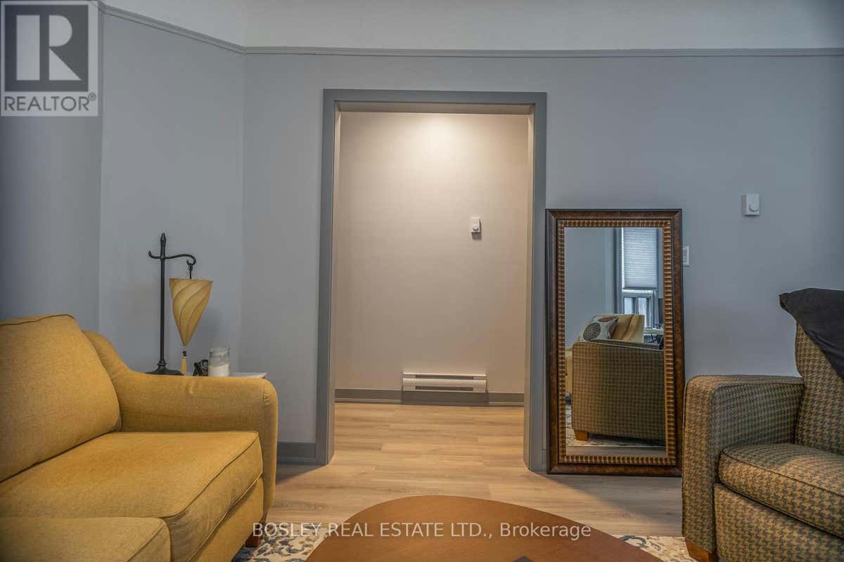 MAIN 45 RUSHOLME PARK CRESCENT, Toronto (Little Portugal), ON M6J2E1