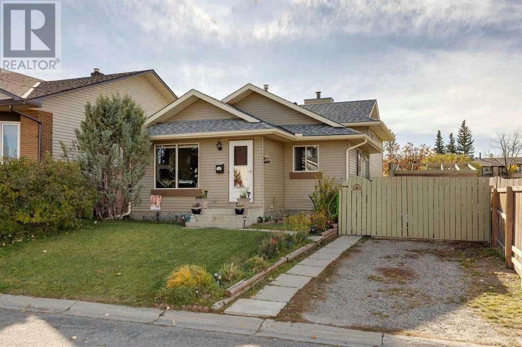 32 Castleridge Close NE, Calgary, AB T3J1Y9 House For Sale RE/MAX