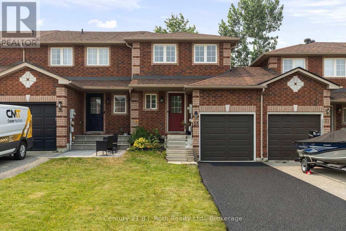 33 COURTNEY CRESCENT