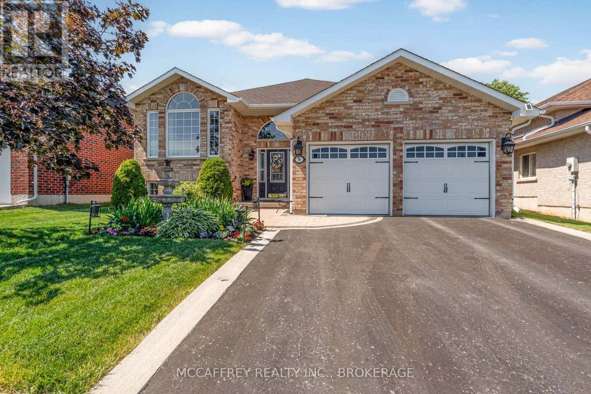 9 HARTWOOD CRESCENT